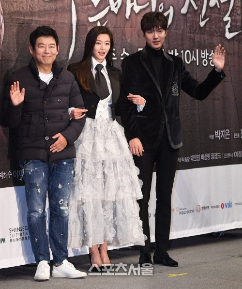 [SS포토] 전지현, 이민호와 성동일의 팔짱을 함께...