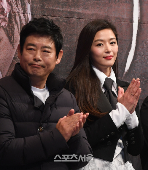 [SS포토] 전지현, 포토 타임 마치며 박수 짝짝짝~