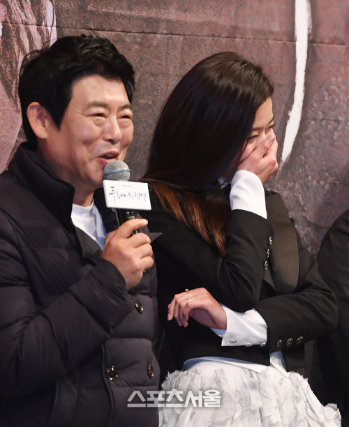 [SS포토] 전지현, 성동일 입담에 폭소탄이 펑~