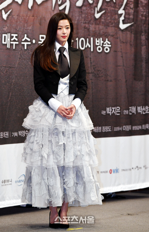 [SS포토] \'푸른 바다의 전설\' 전지현, 로맨틱 드레스로 시선집중!