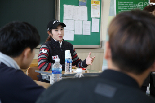 k학생들과 대화 하는 배선우 (1)