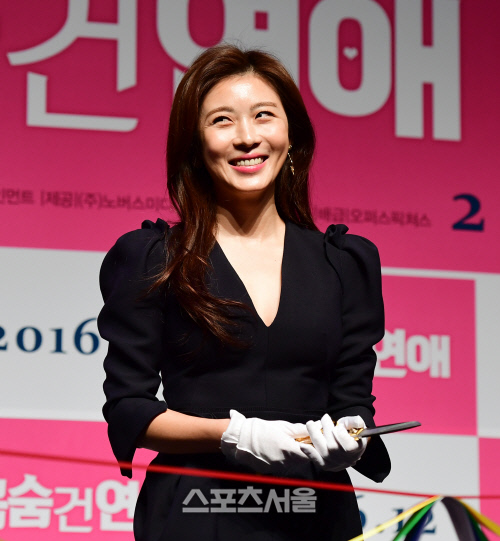 [SS포토] 하지원 '잘 잘라야 하는데...'