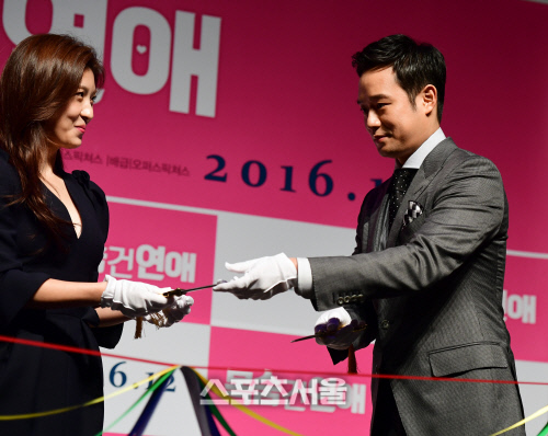 [SS포토] 하지원에 가위 건네는 천정명