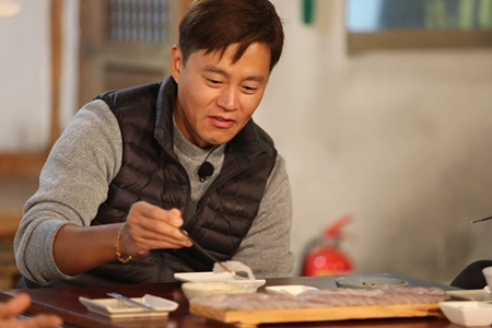 '삼시세끼' 이서진, 농어 한 점에 보조개 미소 (스틸컷)