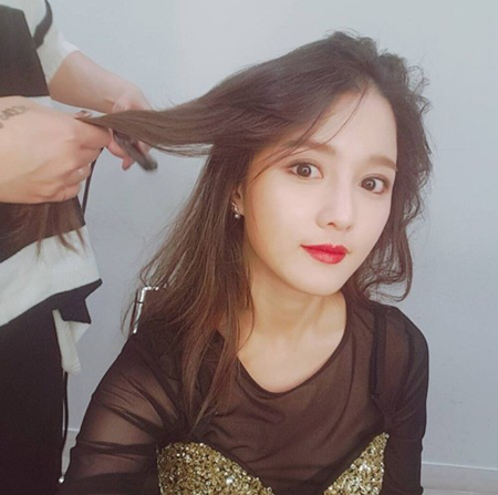 "살아 숨 쉬는 인형" 남보라, 강렬한 레드립의 유혹