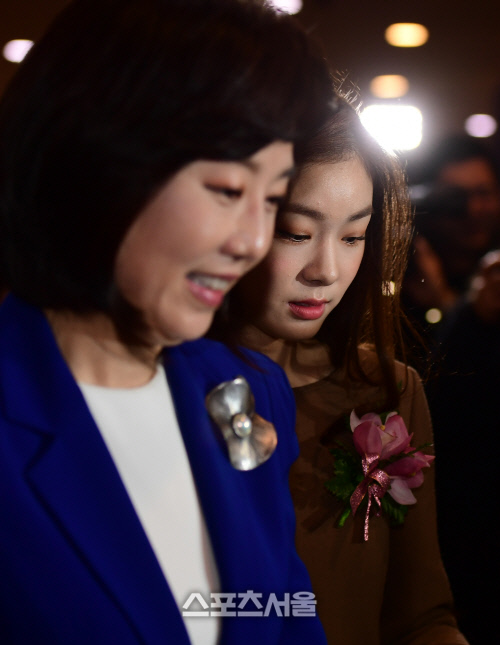 [SS포토] 2016 스포츠영웅 김연아, 조윤선 장관과 행사장 입장