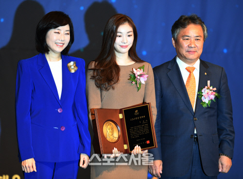 [SS포토] 2016 스포츠영웅으로 선정 김연아