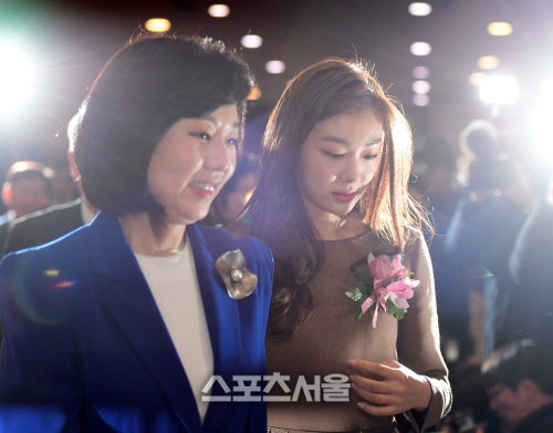 [SS포토] 명예의 전당 헌액하는 김연아, 플레시 세례 받으며 입장