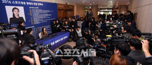 [현장메모]영웅의 대관식이 해명의 자리로…김연아와 체육계 현실의 오버랩