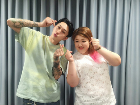 [★SNS] "모니터중"…이국주, '우결' 본방사수+고기꽃 사진 공개