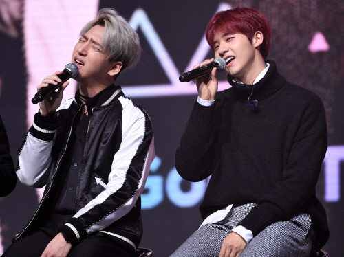 [SS포토]가성으로 노래하는 바로와 신우, \'감쪽같죠~\'