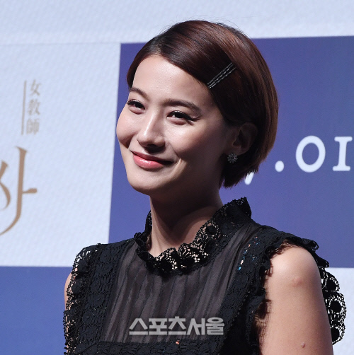 [SS포토] 유인영, 미녀 \'여교사\'의 매력적인 미소~