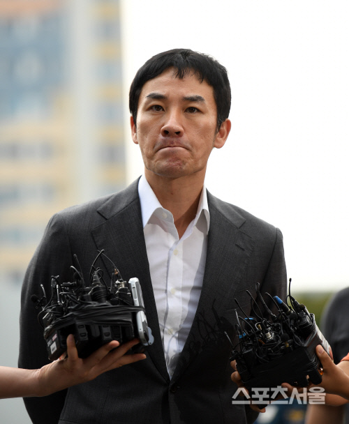 [SS포토] 경찰출두 엄태웅 \'성실히 조사에 임하겠다\'