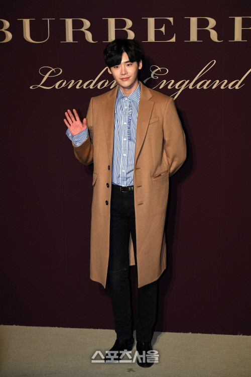 [SS포토]미소와 함께 손인사 건네는 배우 이종석