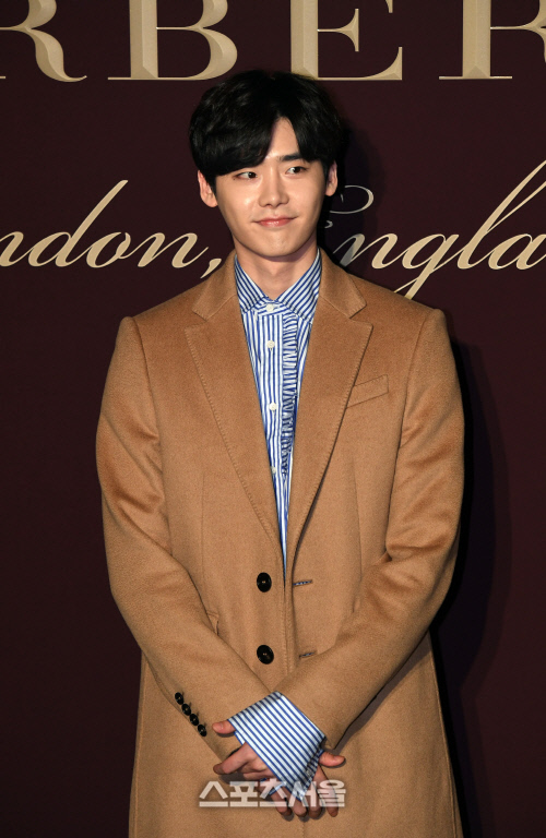 [SS포토]코트로 멋낸 이종석, 따뜻한 미소와 함께!