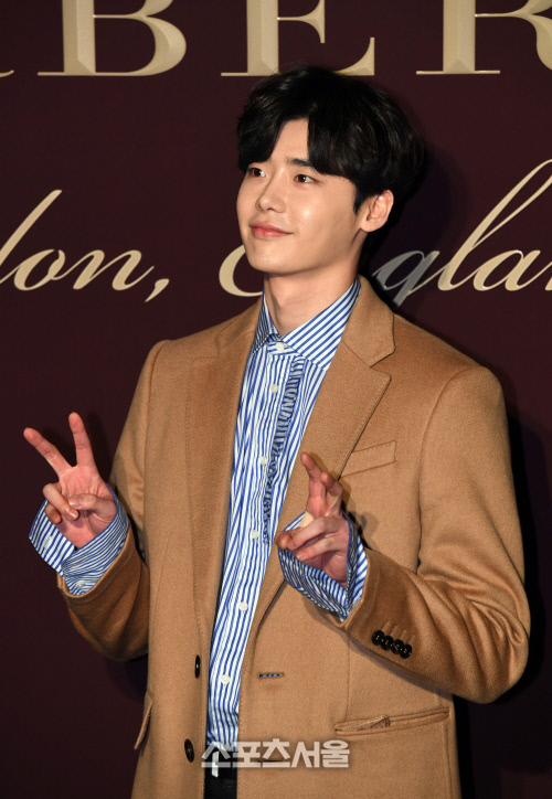 [SS포토]배우 이종석, 어색한 듯 V