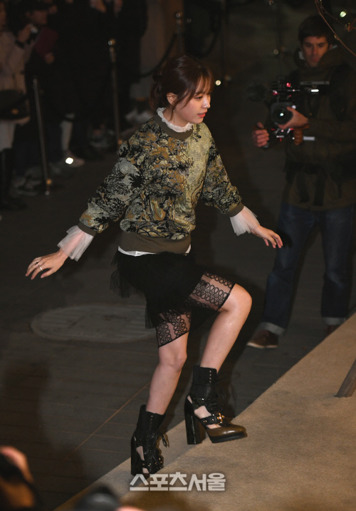 [SS포토]계단 오르는 한효주, 사뿐사뿐!