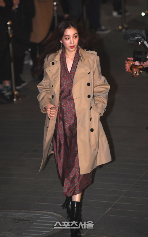 [SS포토]정려원, 코트와 긴 귀걸이 휘날리며!