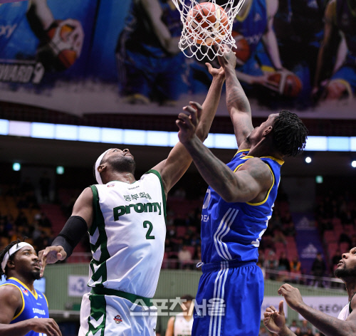 [SS포토]벤슨, '욕심내다가 공은 허공에~'