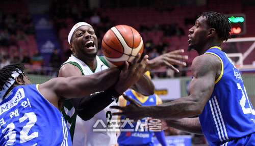 [SS포토]서울과 원주의 공다툼, "공은 허공에 그만~"