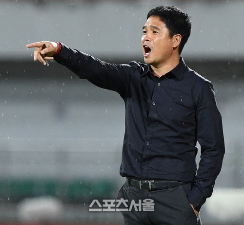 [SS포토] 상주 조진호 감독, 가을비 속 사자후!