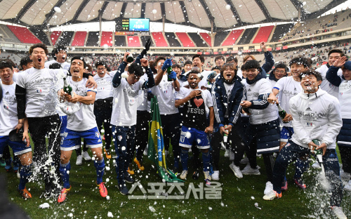 [SS포토]우승 샴페인 터트리는 수원 선수들(FA컵 결승)
