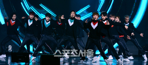 [SS포토] 돌아온 세븐틴, 열정 넘치는 \'붐붐\' 무대