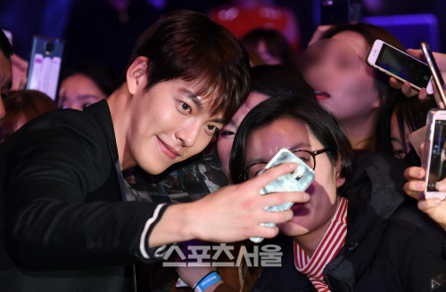 [SS포토]정성껏 '셀카' 찍어주는 김우빈