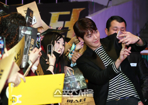 [SS포토]'셀카' 찍어주는 김우빈, '최선을 다해서!'