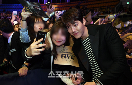 [SS포토]'셀카' 팬서비스 열중하는 김우빈