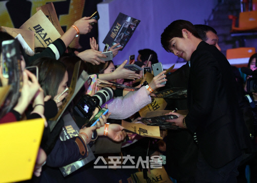 [SS포토]'마스터' 김우빈, '최선을 다해 사인 해줄게요!'