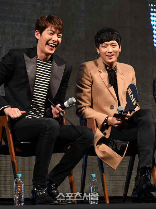 [SS포토]'마스터' 강동원, '김우빈 팬 여러분! 귀엽게 나오니 많이 봐주세요!'