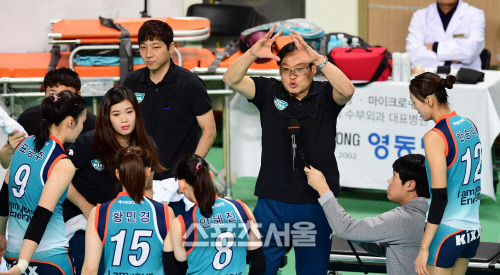 [SS포토] 차해원 감독대행, 열정적인 작전지시