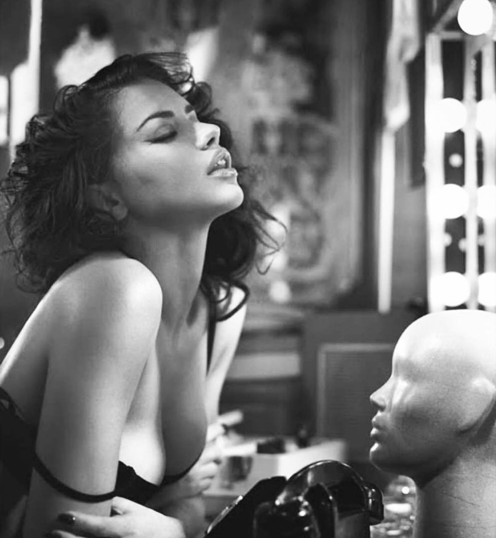 [GirlPic] 아드리아나 리마, 야릇한 표정과 함께하는 '풍만한 볼륨감'