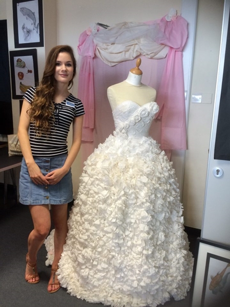 [B급통신] "얼마로 보이나요?"…두루마리 휴지로 만든 웨딩드레스