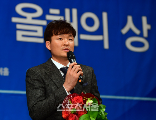 [SS포토] 원종현, 올해의 재기상 수상!