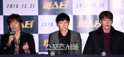 [SS포토]이병헌-강동원-김우빈, "별들이 마스터에 모였죠~"