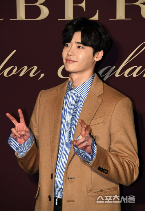 [SS포토]배우 이종석, 어색한 듯 V