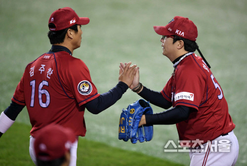 [SS포토]양현종, \'주찬이형, 고마워~\'