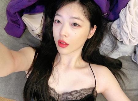 [★SNS] 설리, 시스루 슬립 원피스 입고 몽환적 섹시미 발산