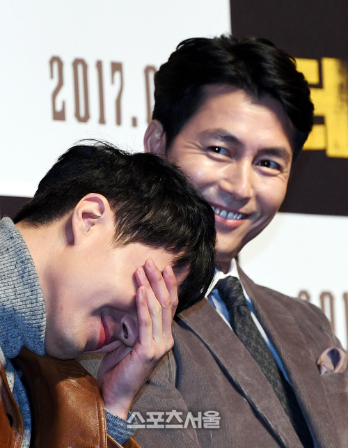 [SS포토] '더 킹' 조인성, 정우성 앞에서 쑥쓰러워~?