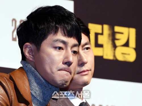 [SS포토] '더킹' 조인성, 잘생긴 얼굴로 이런 장난을?