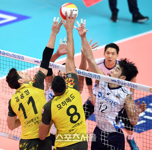 [SS포토]허공에 떠도는 공, "과연 누구의 손에?"