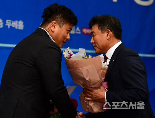 [SS포토] 한화 박종훈 단장 \'태균아, 내년에도 잘 부탁해\'