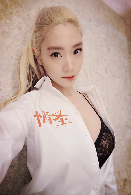 [★SNS] "시선 강탈, 도발 포즈" 클라라, 한층 더 성숙해진 미모