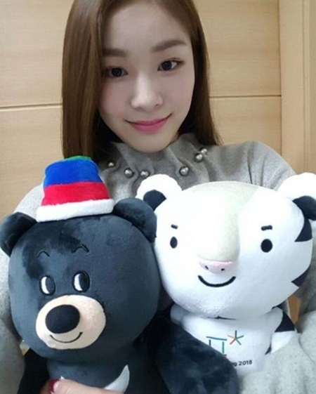 '피겨 여왕' 김연아, 평창 마스코트와 활짝…'열일하는 미모'