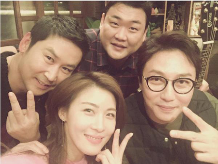 [★SNS] 하지원, '인생술집' 출연진과 다정한 인증샷 '찰칵'