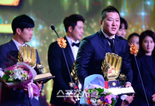 [SS포토] 골든글러브 최형우 \'상복 터지는 한해였다\'