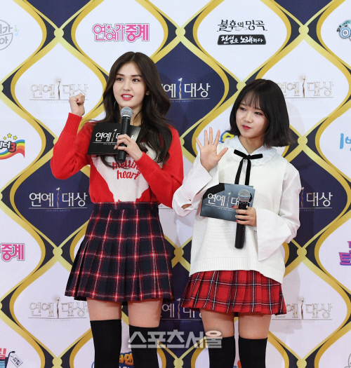 [SS포토] 아이오아이 소미&유정, 저희가 연예대상 문을 엽니다~