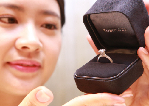 [사진물] 현대百, '티파니 탄생 130주년' 다이아몬드 반지 선봬
